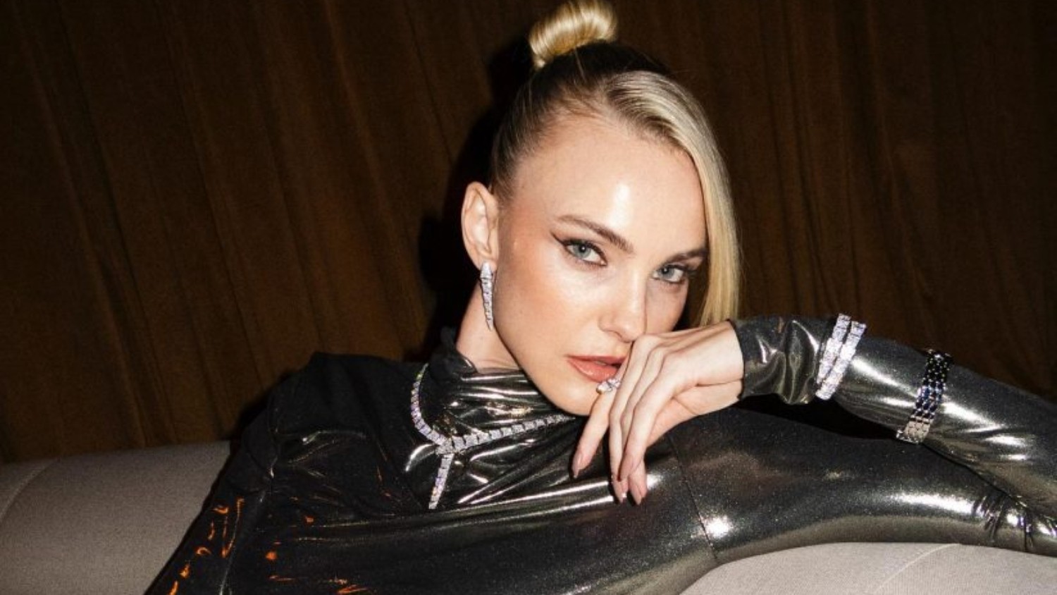 Carol Trentini abre Rio Fashion Week e celebra retorno dos desfiles: 'É uma honra'