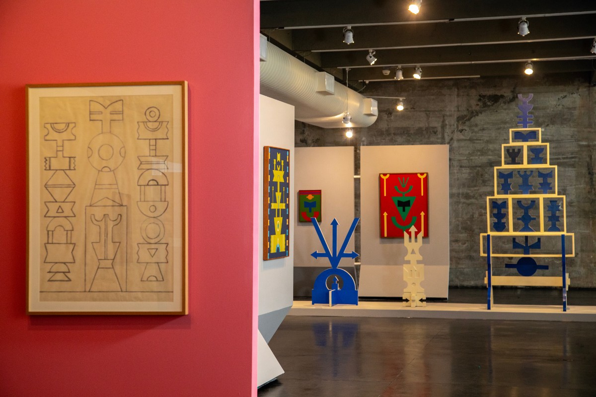 Rubem Valentim, consagrado por obra inspirada em signos de religiões afro-brasileiras, ganha mostra no MAM