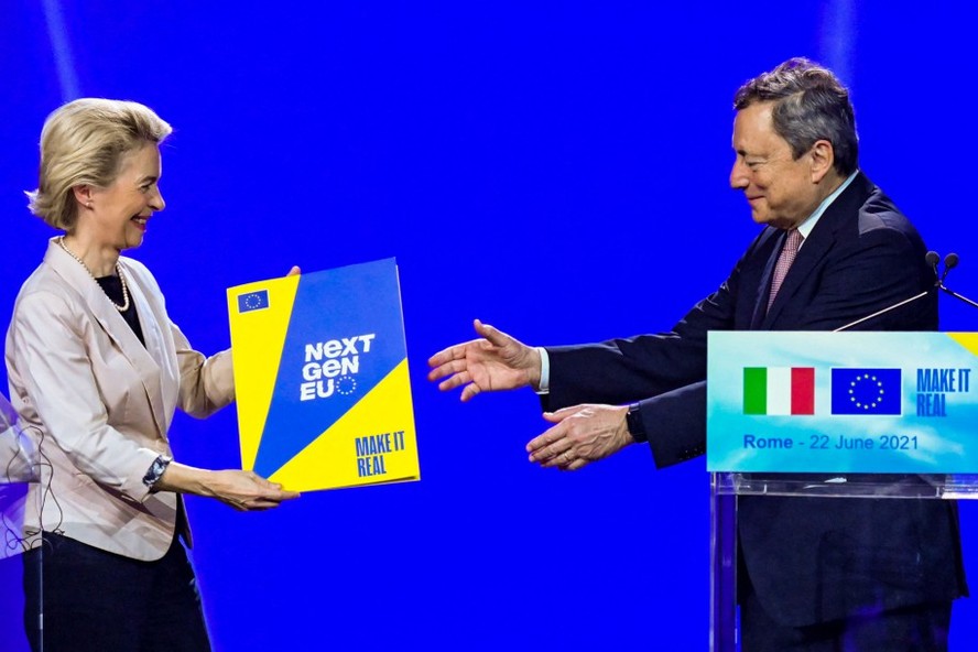 O agora ex-premier italiano, Mario Draghi, recebendo simbolicamente o pacote de auxílio pós-pandemia da presidente do Executivo da UE, Ursula von der Leyen
