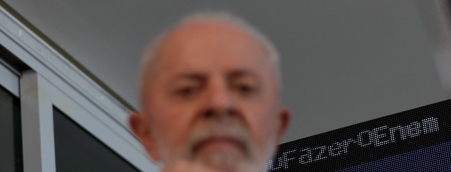 O presidente Lula durante visita à sala de monitoramento do Enem — Foto: Cristiano Mariz/Agência O Globo