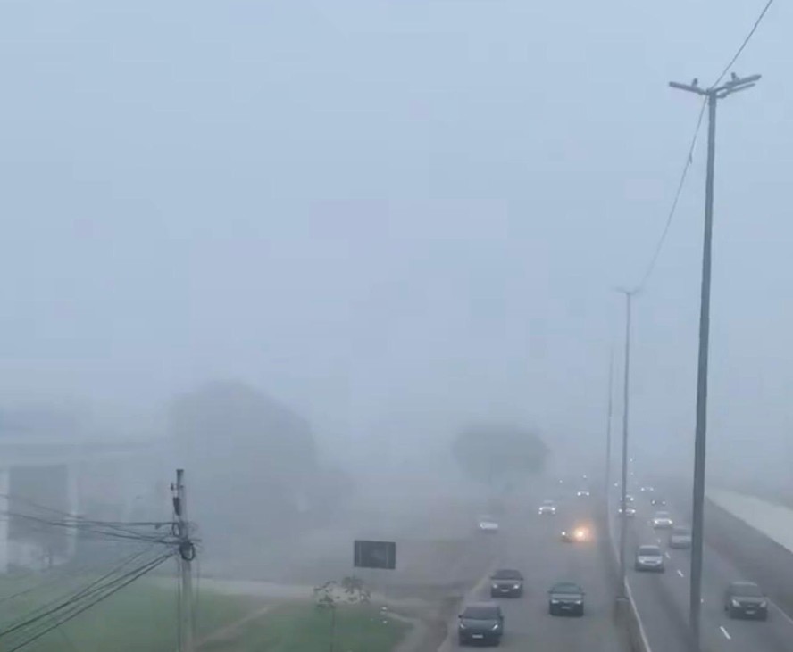 A Avenida Brasil, na altura de Fazenda Botafogo, tomada pela neblina