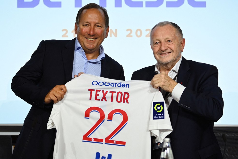 John Textor recebe camisa do Lyon do presidente do clube Jean-Michel Aulas — Foto: Olivier Chassignole
