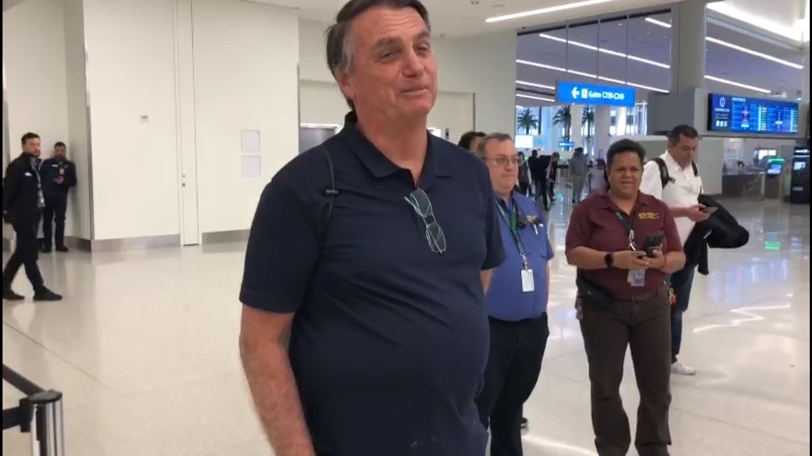 O ex-presidente Jair Bolsonaro no aeroporto de Orlando antes de embarcar em voo de volta ao Brasil.  — Foto: Eduardo Graça