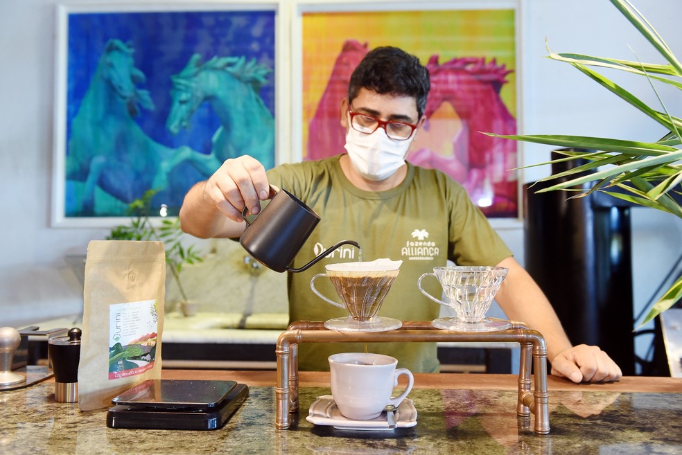 Barista Bruno Couto em workshop de café na Fazenda Alliança — Foto: Divulgação