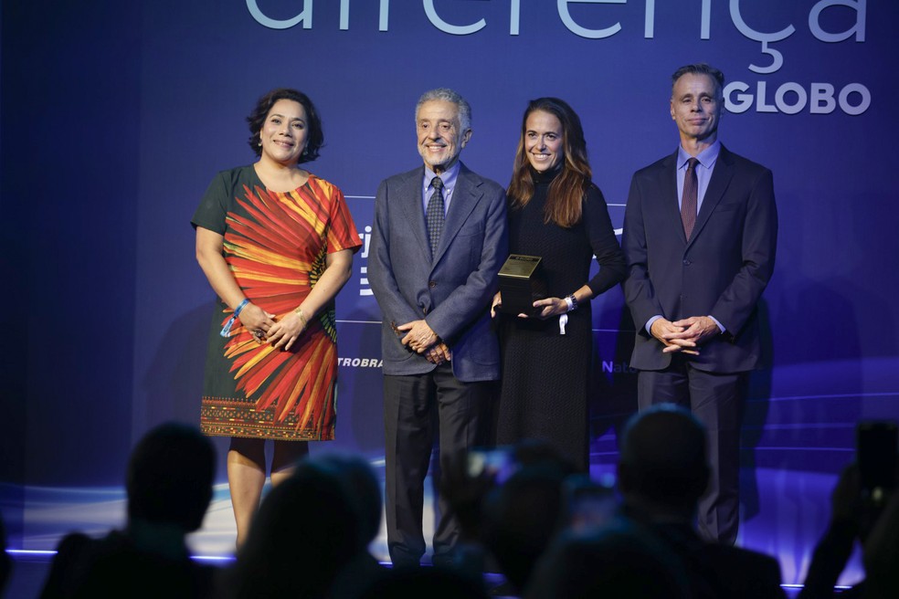 A editora de Mundo, Leda Balbino, e o colunista Lauro Jardim entregam o Prêmio Faz Diferença 2025 categoria Mundo aos representantes do Centro Brasileiro de Relações Internacionais (Cebri) Julia Dias Leite, diretora-presidente da instituição, e José Pio Borges, presidente do Conselho Curador. — Foto: Guito Moreto / Agência O Globo