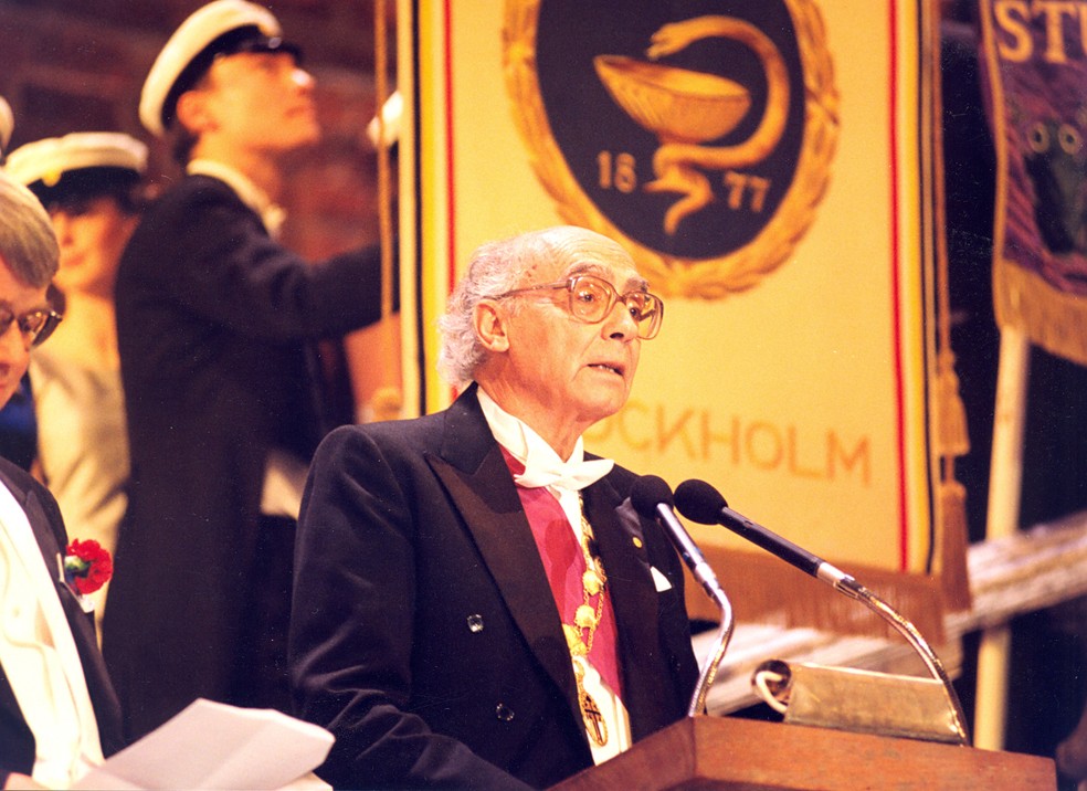 José Saramago discursa ao receber Nobel de Literatura de 1998: o serralheiro pobre chegou a Estocolmo — Foto: Fundação José Saramago