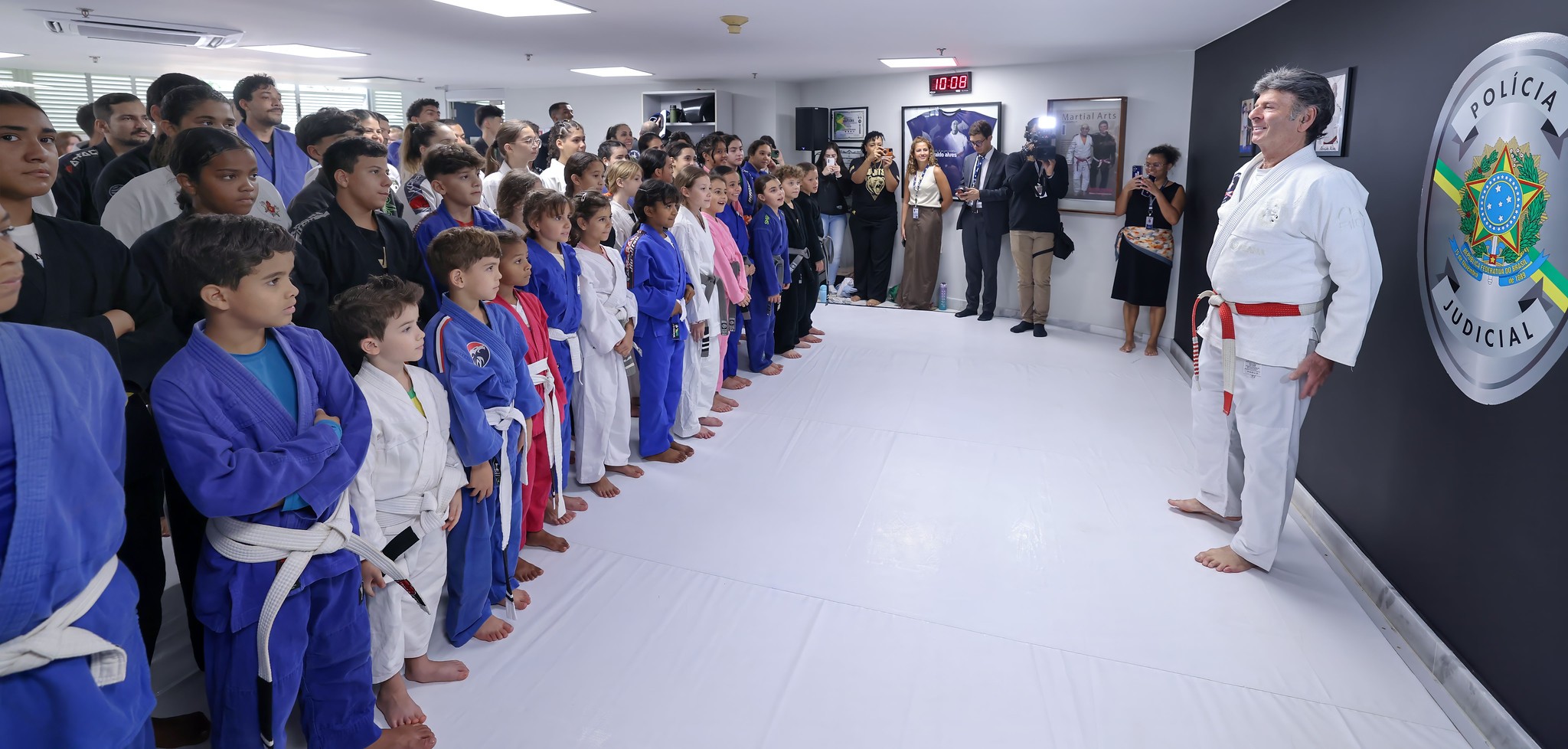 Fux dá aula de jiu-jitsu para crianças no STF e destaca importância de 'independência olímpica' de juízes