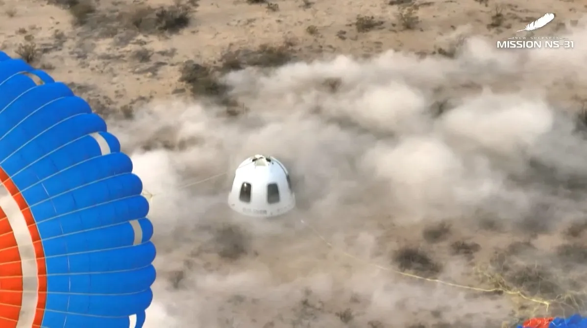 A tripulação, composta exclusivamente por mulheres, é composta pela ex-cientista da NASA Aisha Bowe, a cientista bioastronáutica Amanda Nguyen, a jornalista americana Gayle King, a cantora americana Katy Perry, a cineasta comunitária Kerianne Flynn e a noiva de Jeff Bezos, a autora Lauren Sanchez. — Foto: Handout / BLUE ORIGIN / AFP)