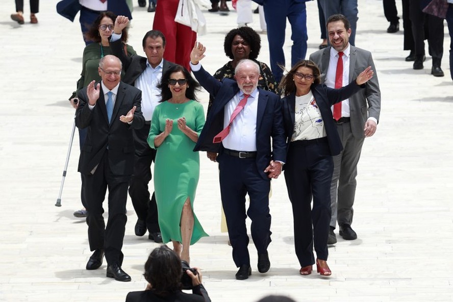 Lula, Janja, Alckmin e Dona Lu descem a rampa do Planalto ap&oacute;s evento do 8 de Janeiro