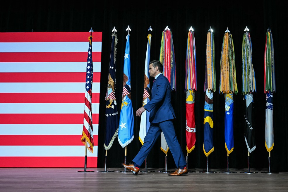 Secretário de Defesa dos EUA, Pete Hegseth, sobe ao palco para discursas diante de oficiais na Base do Corpo de Fuzileiros Navais de Quântico, na Virgínia — Foto: Jim Watson / AFP