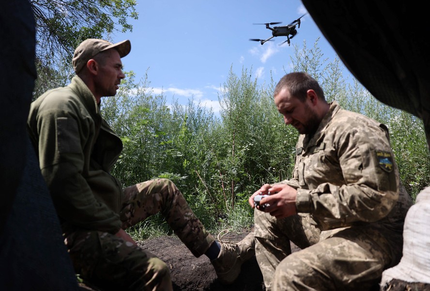 Militares ucranianos pilotam um drone: ataques têm se intensificado contra a península anexada pela Rússia
