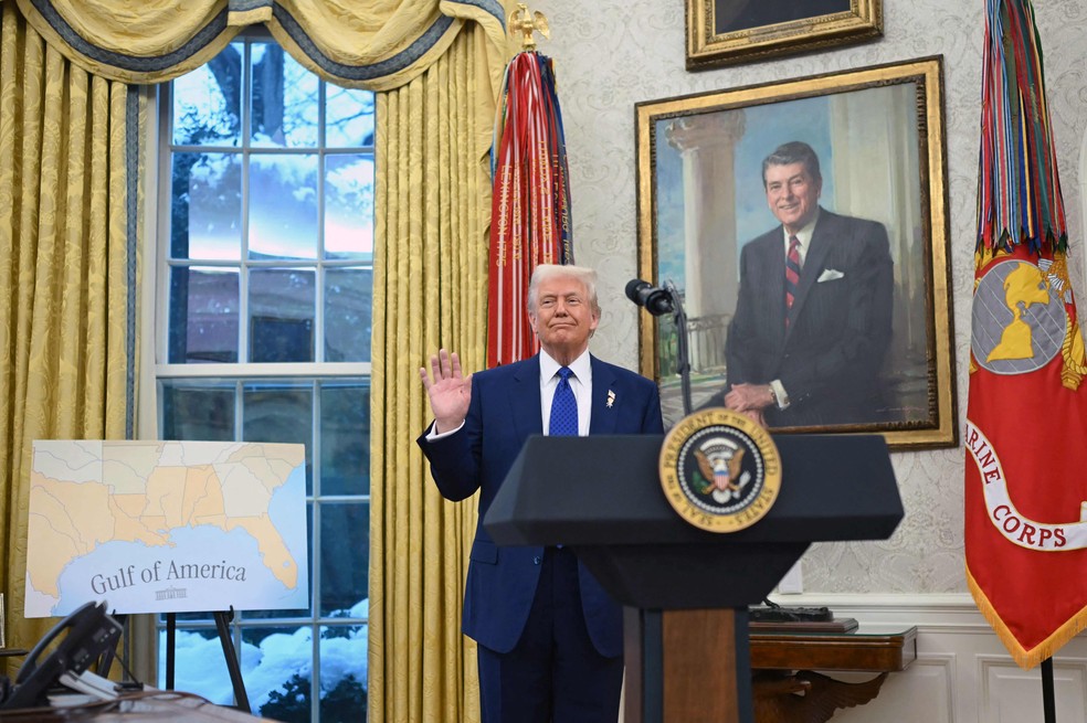 O presidente americano, Donald Trump, ao lado de mapa mostrando o 'Golfo da América' na quarta-feira — Foto: Andrew Caballero-Reynolds/AFP