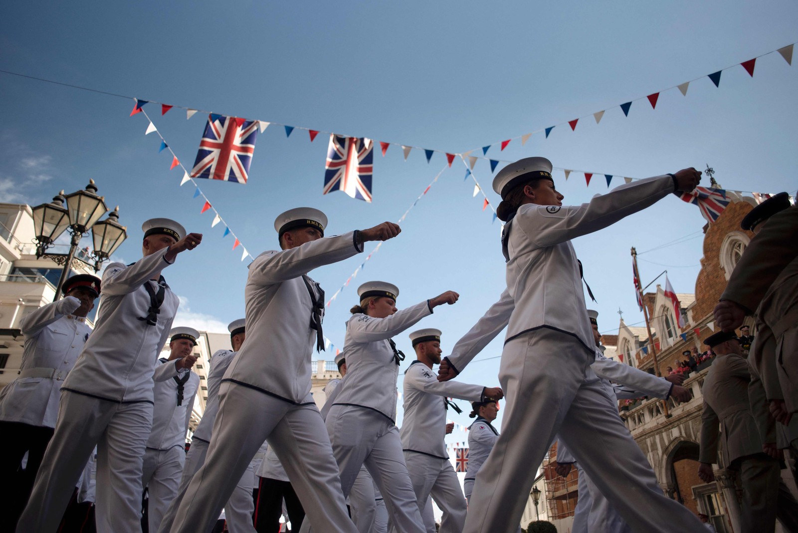Militares das Forças Armadas e dos serviços essenciais de Gibraltar marcham em Covent Place, em Gibraltar, em 3 de maio, durante um desfile de coroação para o rei Charles III, que será coroado em Londres, no dia 6 de maio — Foto: JORGE GUERRERO / AFP