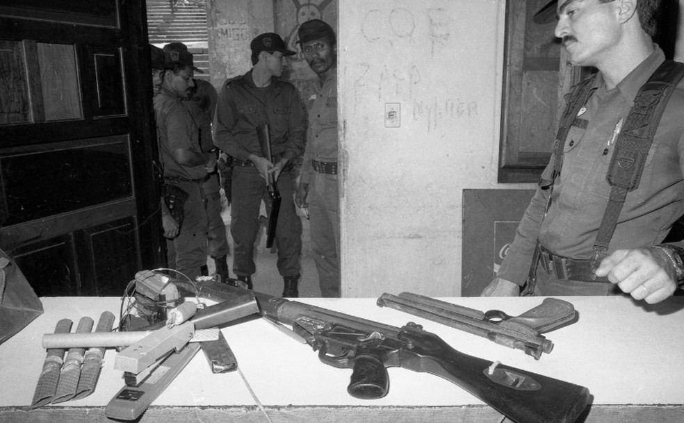 Armas apreendidas durante operação no Morro Dona Marta, em Botafogo, em 1987 — Foto: Paulo Moreira/Agência O GLOBO