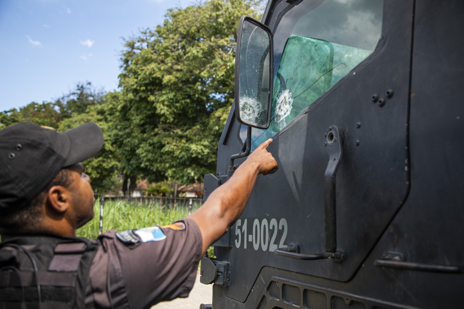 PM mostra marca de tiro em blindado usado pelo Bope em operações em comunidades do Rio Guito Moreto / Agência O Globo