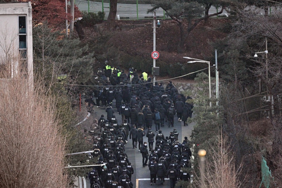 Policias sul-coreanos conseguem entrar na residência do presidente Yoon — Foto: AFP