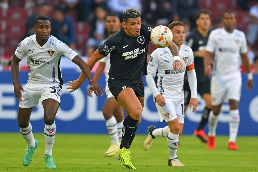 Na estreia de Artur Jorge, Botafogo perde para a LDU e é lanterna de ...