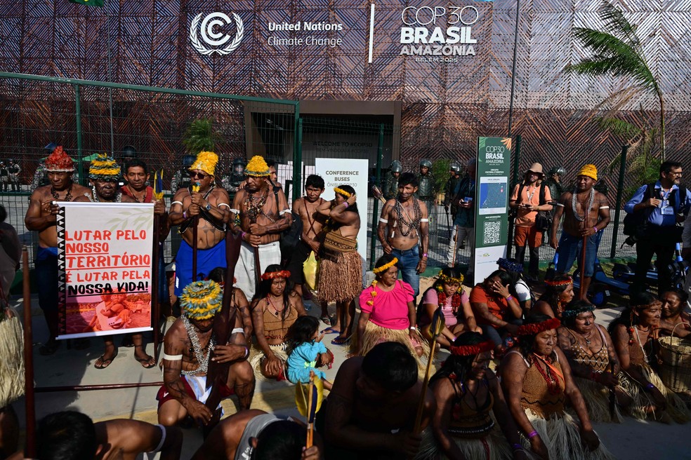 Members of the Munduruku people protest in front of the Blue Zone, the area where COP30 negotiations are taking place - Photograph: Pablo Porciuncola/AFP
