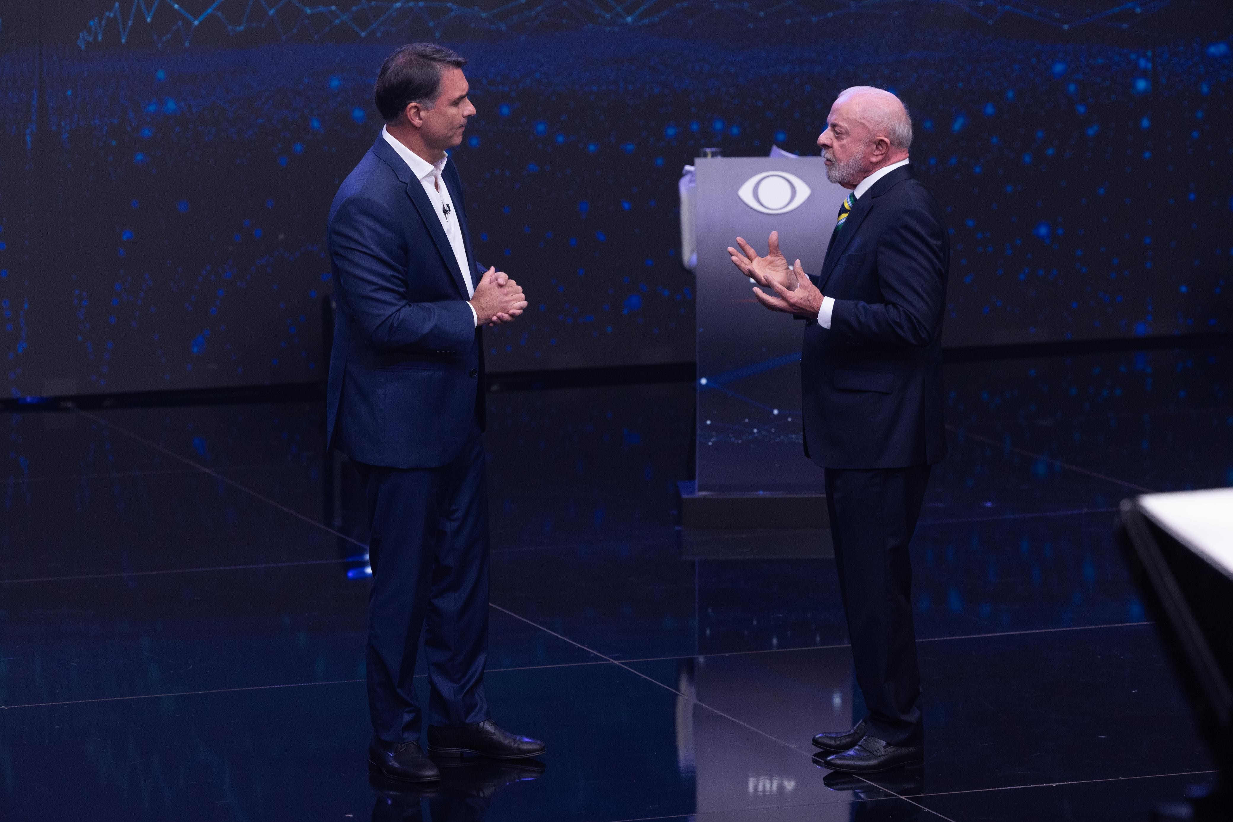 Lula critica atuação de Bolsonaro na pandemia, e Flávio admite falhas do pai na saúde