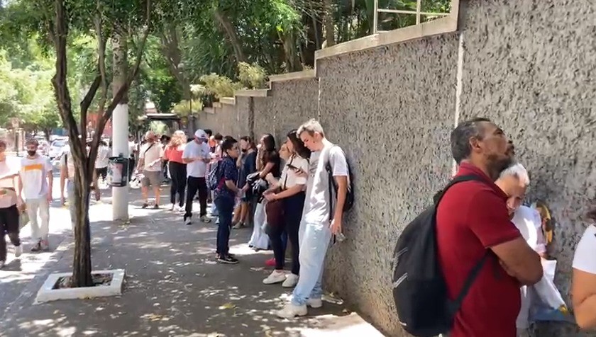 Estudantes fazem fila no Mackenzie, em São Paulo, enquanto aguardam o início do Enem — Foto: Victória Cócolo