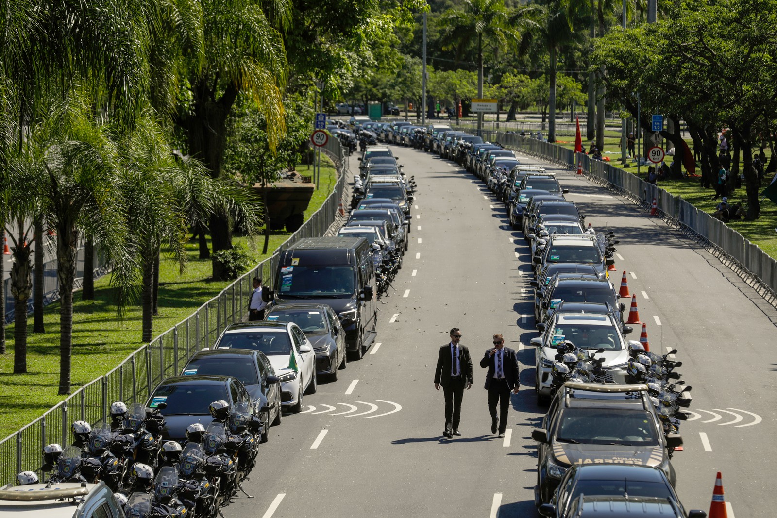 Comitivas no Aterro do Flamengo aguardam fim do evento para fazer o transporte das delegações— Foto: Gabriel de Paiva/ Agência O Globo