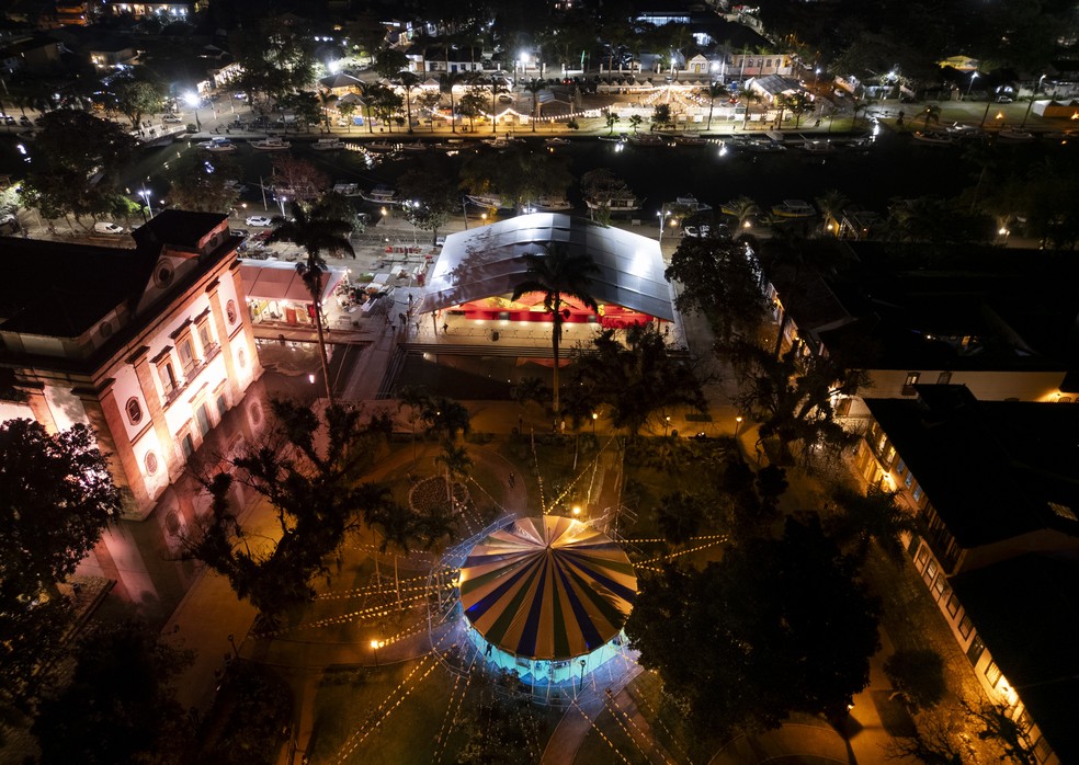 Visão aérea da Praça da Matriz, onde estão o auditório e a tenda da Flipinha — Foto: Márcia Foletto
