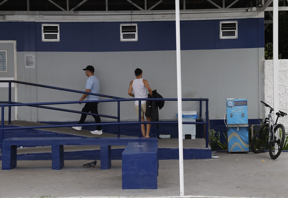 Hydration point at the Rosino Baccarini family clinic, in Bangu — Photo: Alexandre Cassiano/Agência O Globo