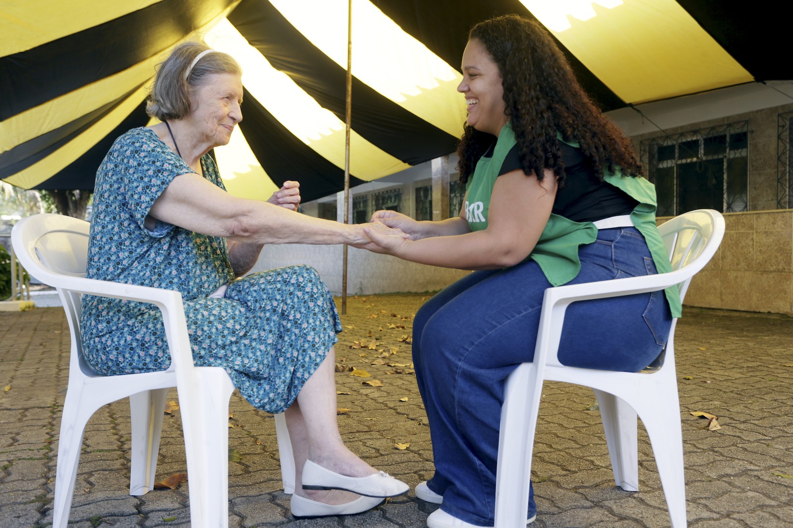 Dona Marilia and student Jessica — Photo: Marcelo Thebald / Agência O Globo