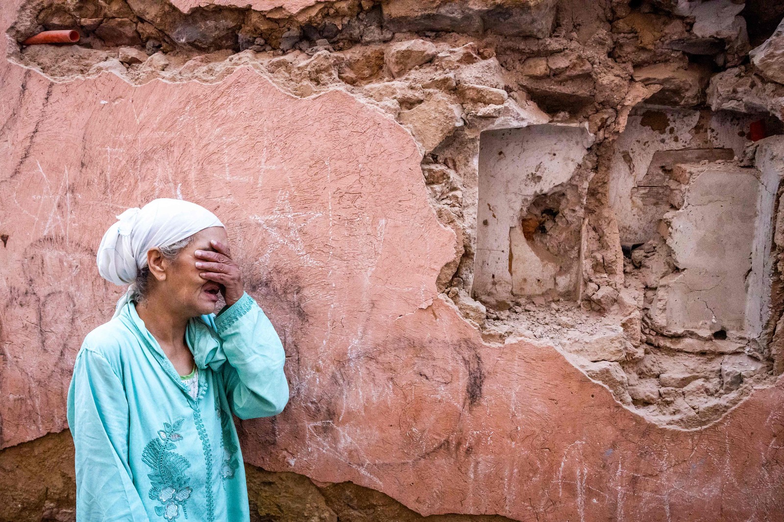 Uma mulher chora ao ver os estragos da sua casa danificada pelo terremoto que atingiu o sudoeste de Marrakech, no Marrocos — Foto: Foto de Fadel Senna / AFP