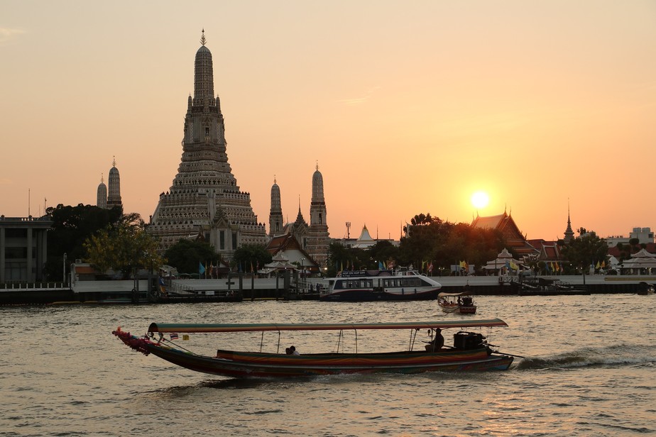 Jovem Casal De Turistas Asiáticos a Fazer Uma Selfie Em Bangkok