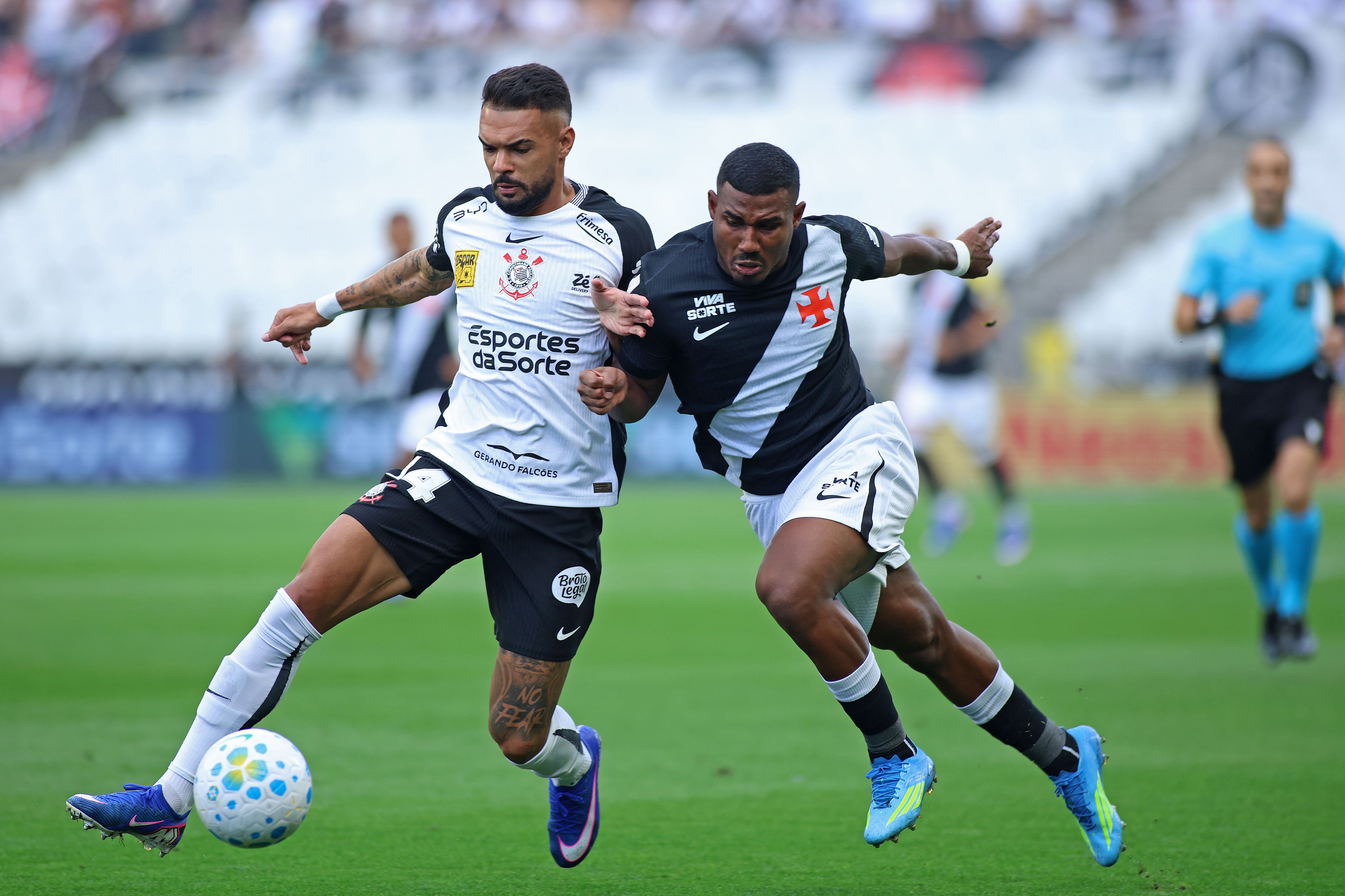 Mesmo com um a mais, Vasco perde para o Corinthians e segue sem vencer fora de casa no Brasileirão
