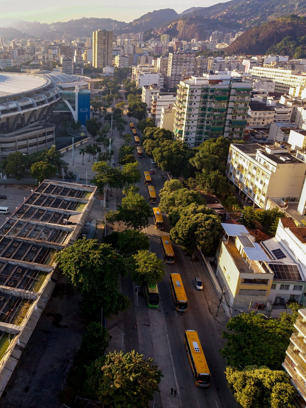 Novos ônibus apresentados pela prefeitura; veículos rodarão nas linhas 222, 433, 439 e 463, que voltarão às ruas até julho — Foto: Beto Soares / Prefeitura do Rio
