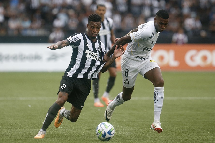 Tchê Tchê e Jean Lucas disputam bola em jogo do Botafogo contra o Santos pelo Brasileirão