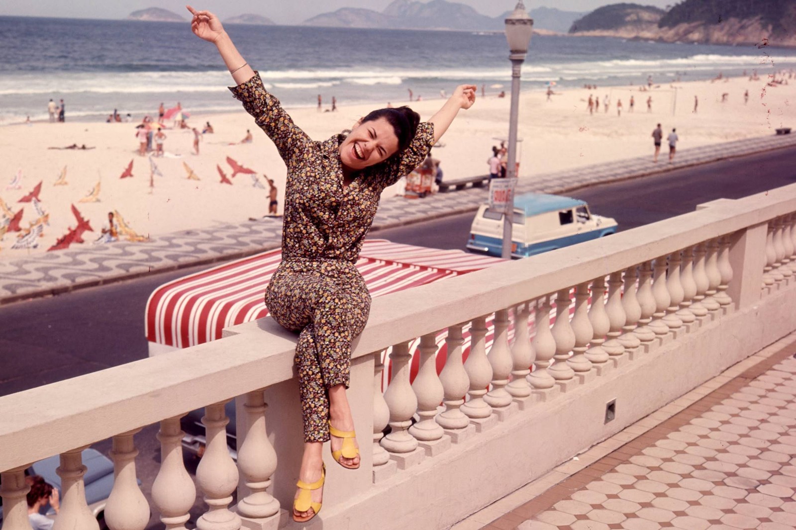 A cantora Elis Regina na sacada do Hotel Copacabana Palace em 1965 — Foto: Arquivo Editora Globo / Agência O Globo