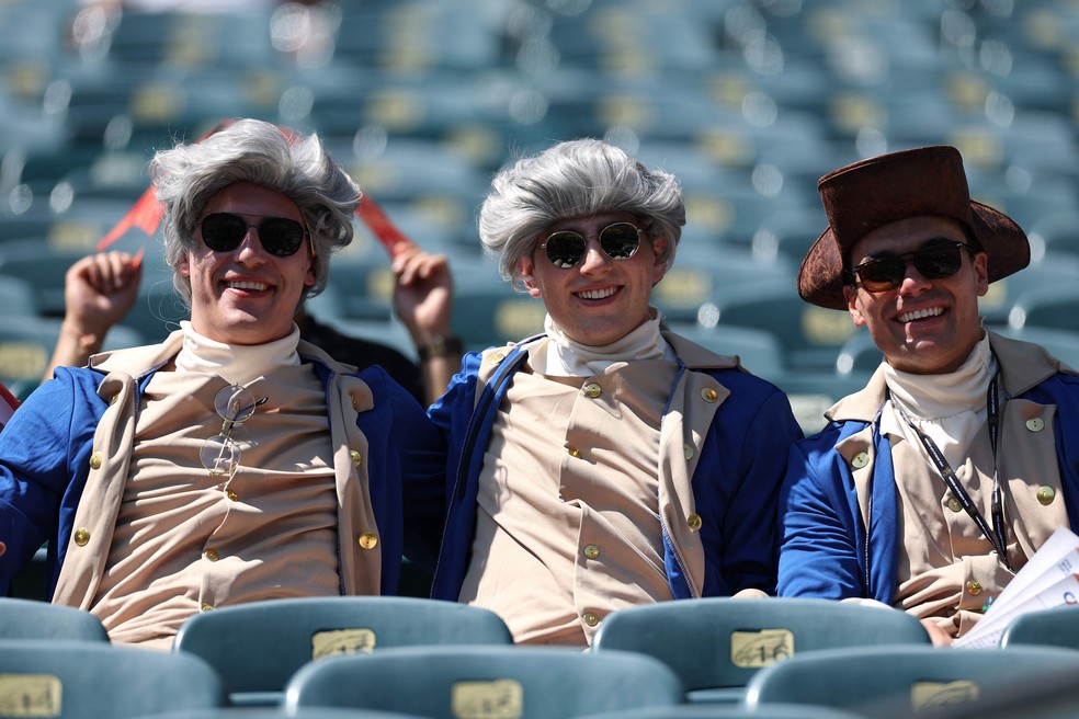 Patriotas resistem ao calor do verão com roupas da época da declaração da independência, em 1776 — Foto: Buda Mendes / GETTY IMAGES NORTH AMERICA / Getty Images via AFP