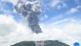 'Anel de fogo': Vulcão entra em erupção no leste da Indonésia