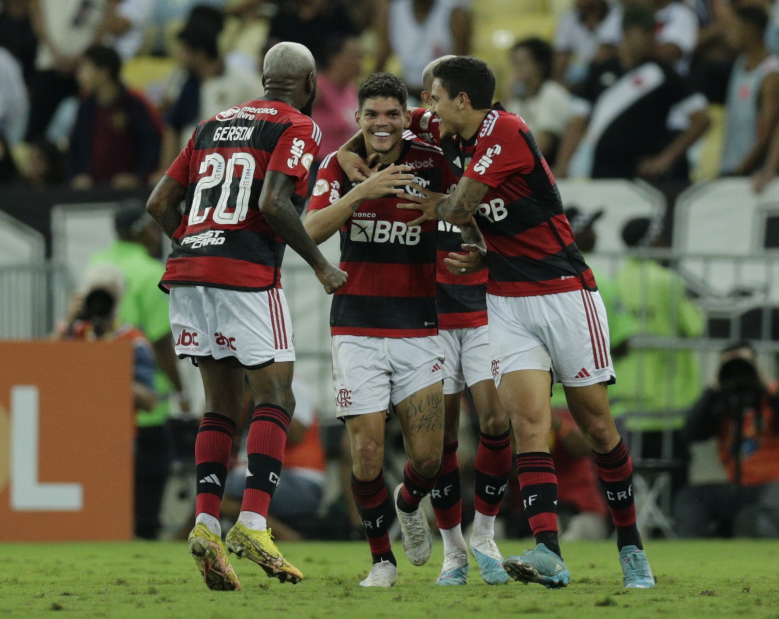 Ayrton Lucas marcou o quarto gol do Flamengo — Foto: Alexandre Cassiano