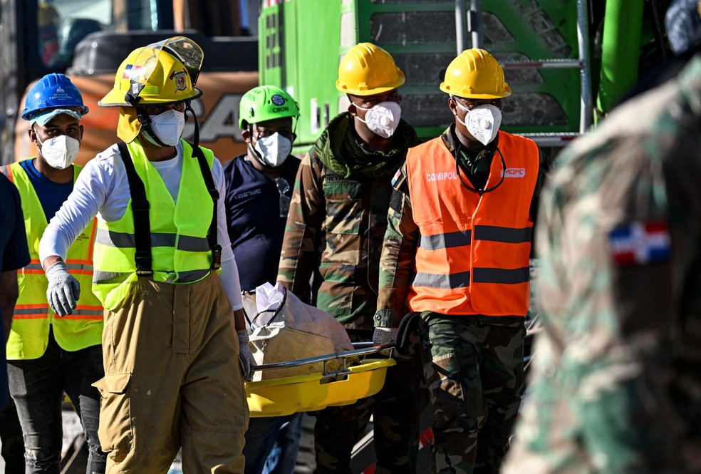 Ao todo, equipes retiraram 218 corpos e 189 pessoas com vida da boate Jet Set — Foto: Martin Bernetti/AFP