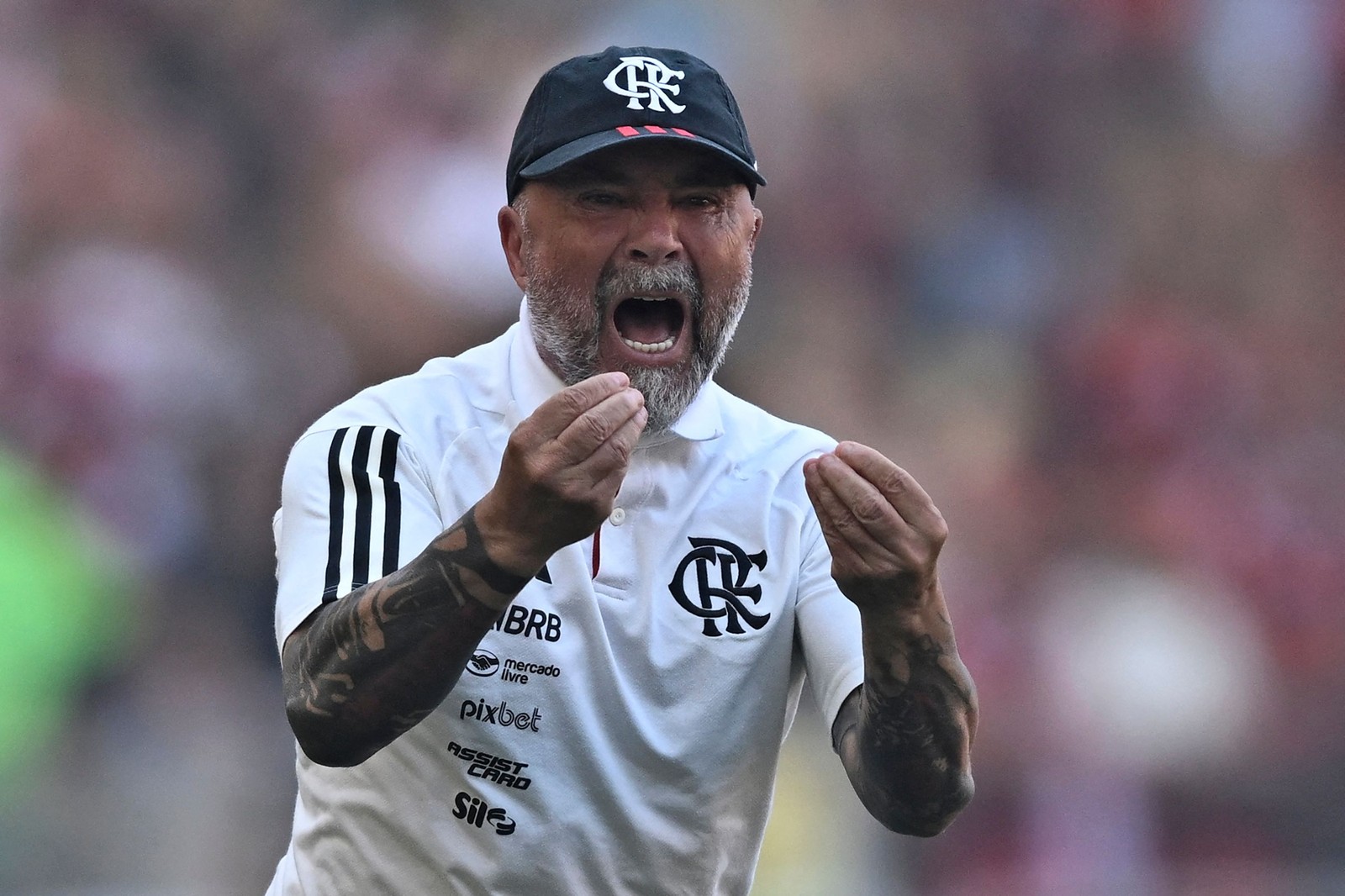 Sampaoli comanda o time contra o São Paulo — Foto: AFP
