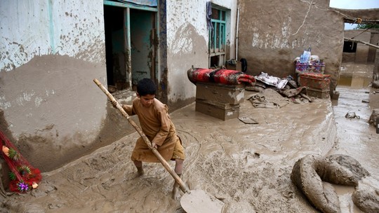 Socorristas enfrentam dificuldade para acessar áreas afetadas pelas inundações no Afeganistão