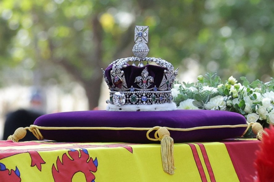 A Coroa Imperial sobre o caixão da rainha Elizabeth II