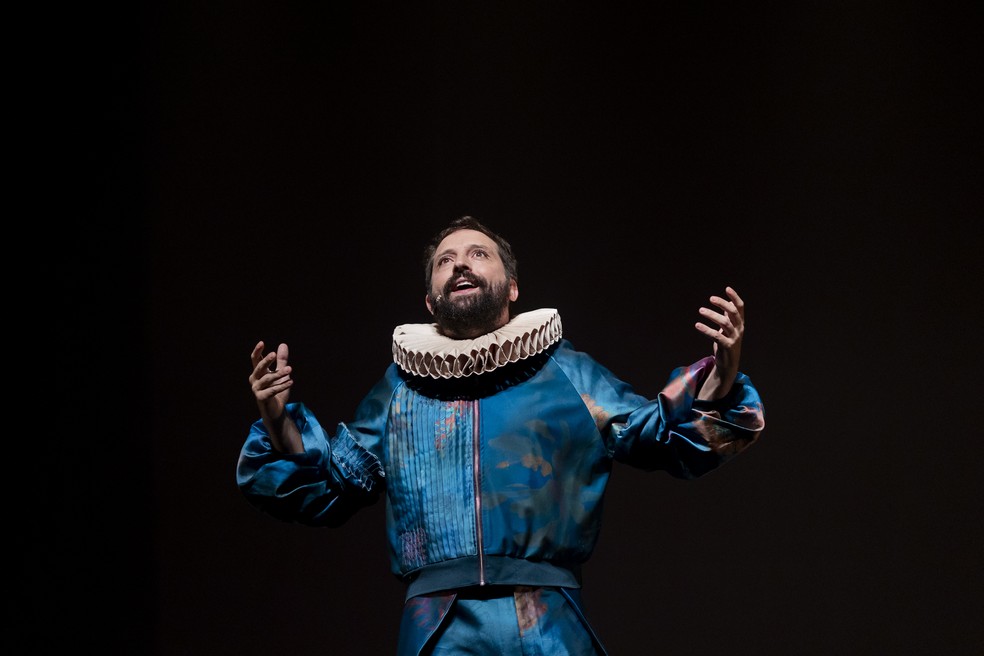 Gregprio Duvivier no monólogo "O céu da língua", que mistura humor, poesia e amor pela língua portuguesa — Foto: Divulgação/Annelize Tozetto