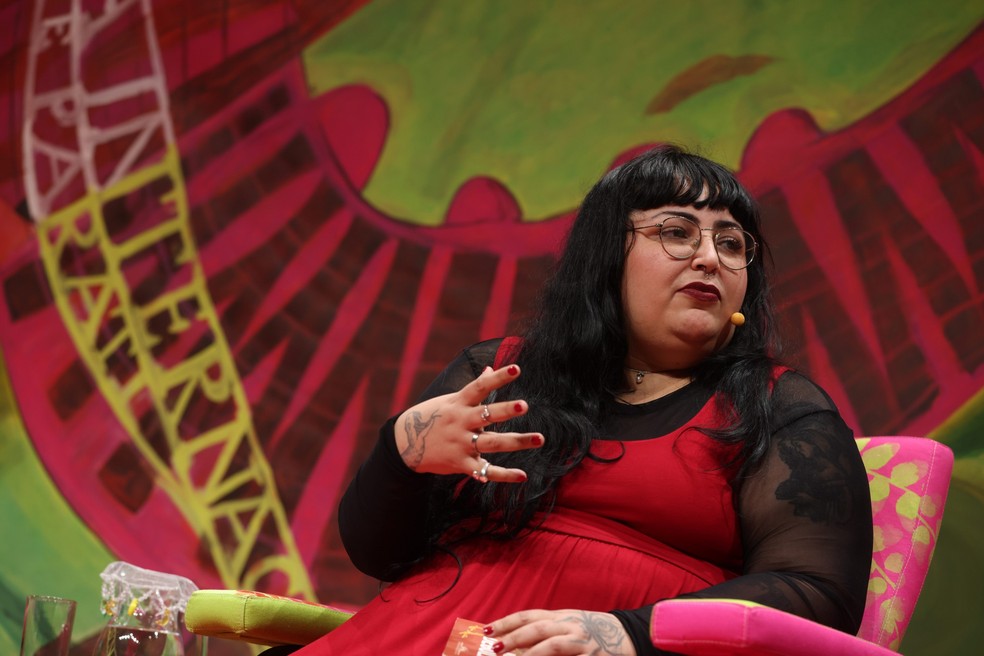A escritora Monique Malcher em mesa da Flip 2025 — Foto: Márcia Foletto / Agência O GLOBO