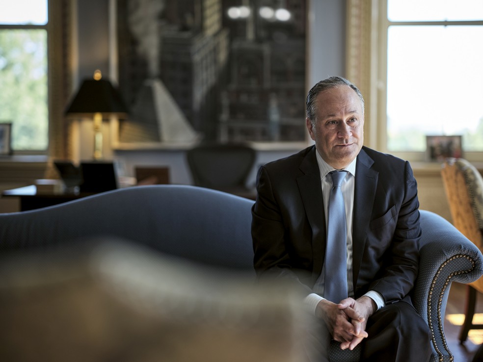 Saiba quem é Doug Emhoff, o marido de Kamala Harris que pode ser 1º ...