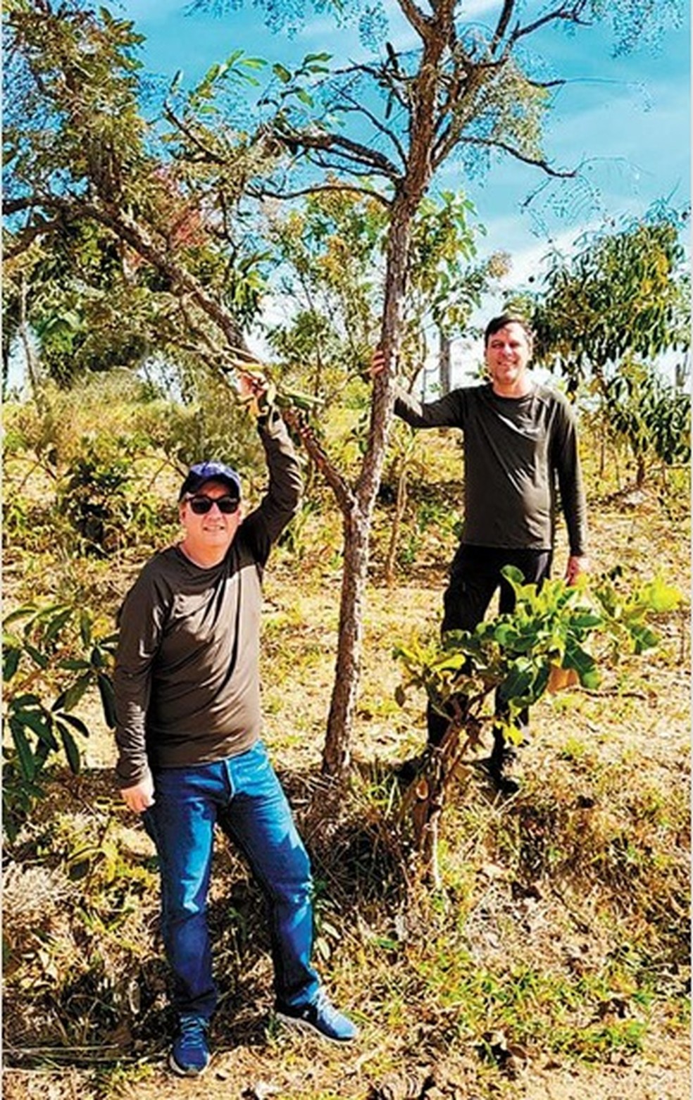 Agtech. Fernandes, que herdou a fazenda do pai, com o sócio Márcio Campos — Foto: Divulgação
