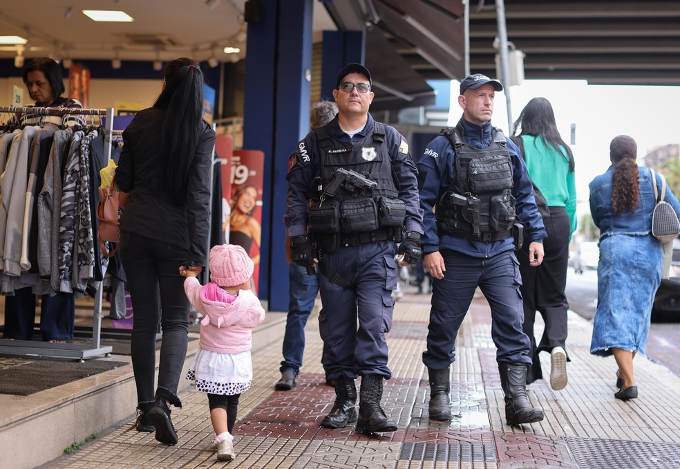 Agentes do batalhão armado da Guarda Municipal de Volta Redonda-RJ — Foto: Márcia Foletto/Agência O Globo