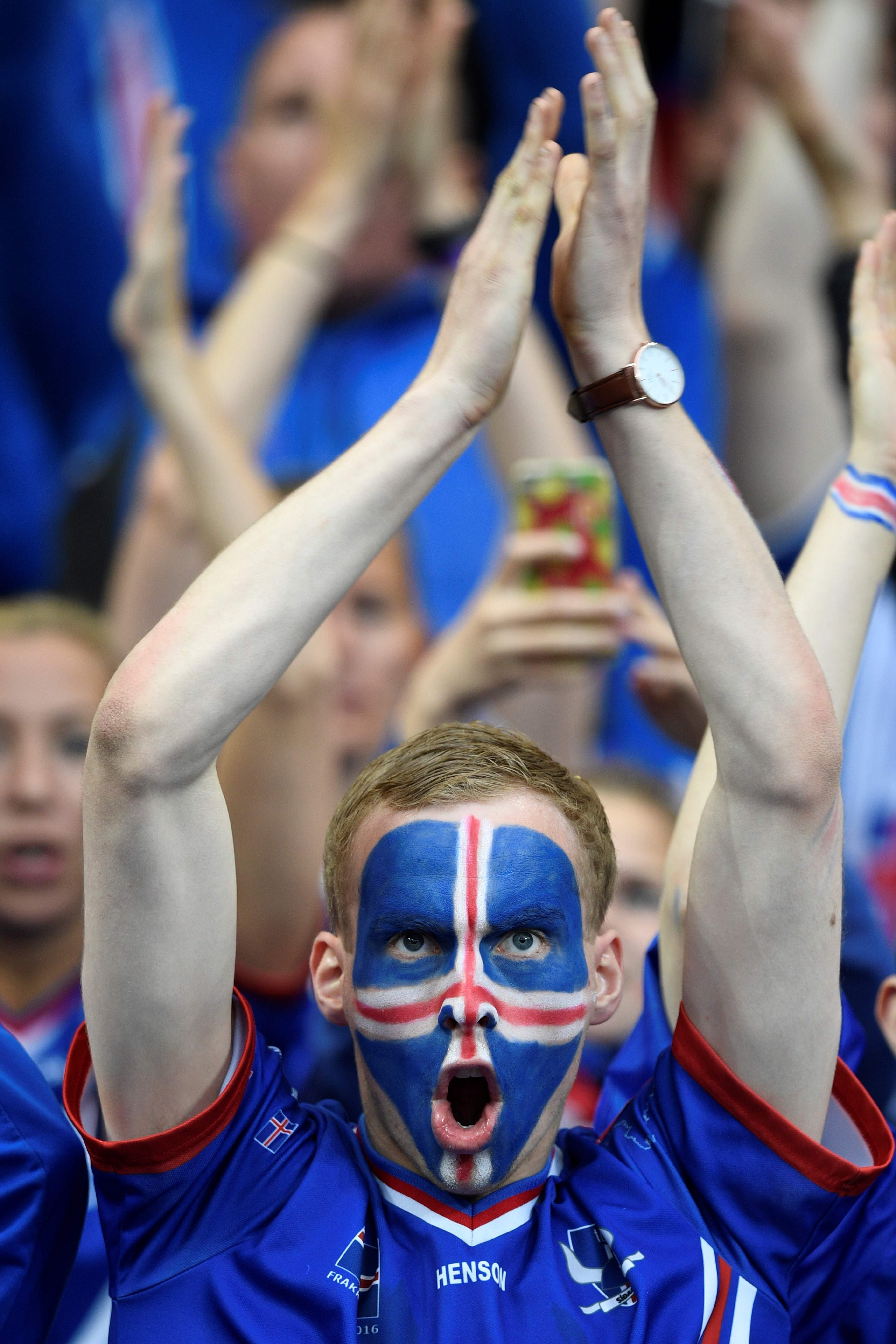 Torcedor norueguês viraliza ao rejeitar remada viking na Copa do Mundo