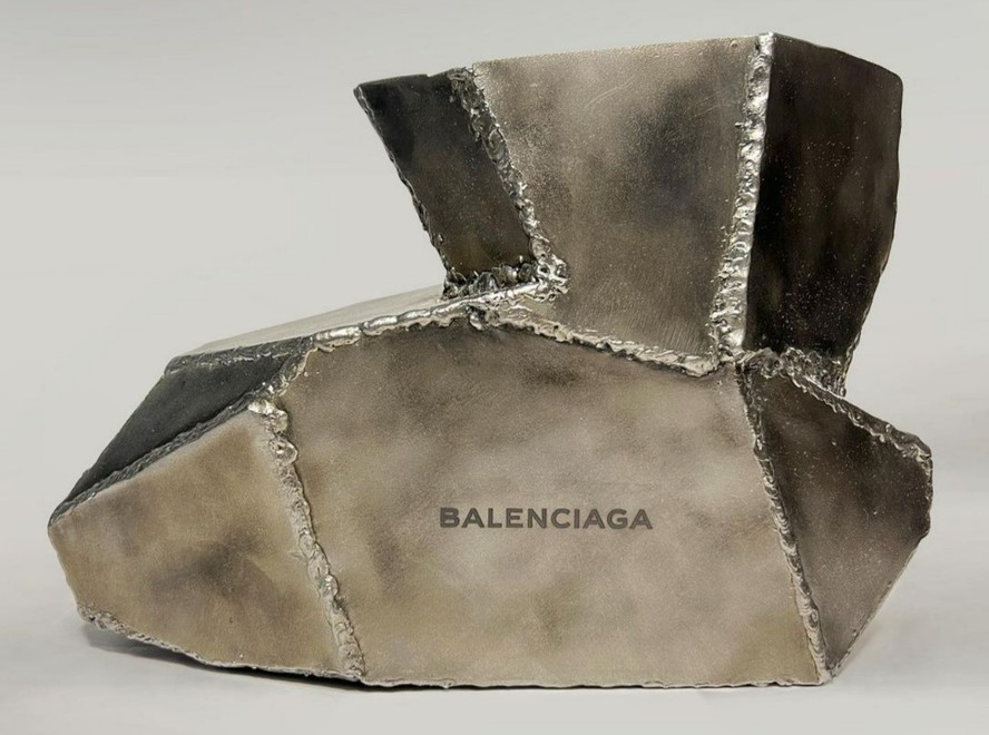 Balenciaga de metal artista cria tenis inspirado na grife e viraliza