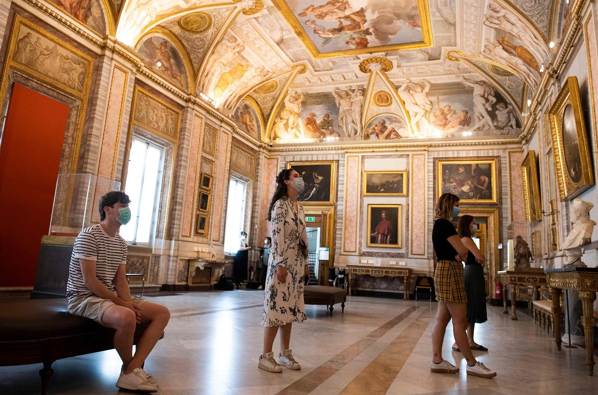 Visitantes usando máscaras na Galleria Borghese, em RomaAFP