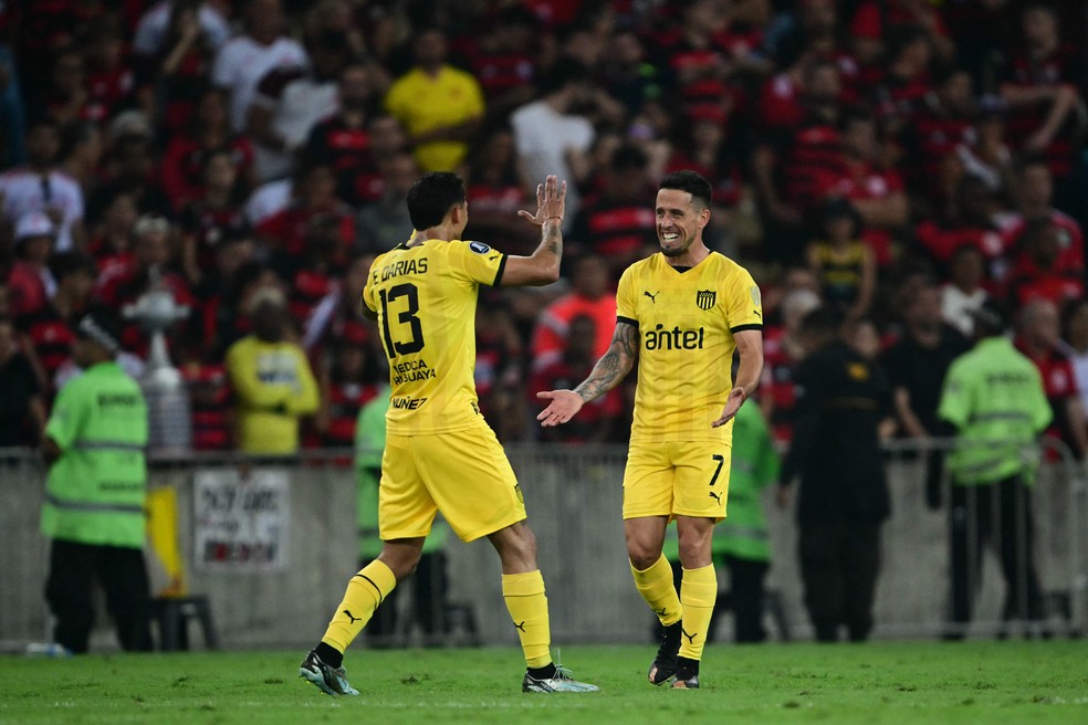 Cabrera (à direita) comemora o gol do Peñarol sobre o Flamengo, no Maracanã — Foto: Mauro PIMENTEL / AFP